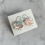 【色変更も可】カラフルな幸せのクローバー／ピアス　〜四つ葉 パステルカラー かわいい マグネット 幸運 お守り きらきら ミニ 透明感 推し活 ガーリー フェミニン ご褒美 プレゼント デート 〜