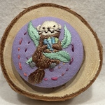 くるみボタン刺繍ヘアゴムorブローチ　ゆらゆらラッコ