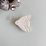 陶ブローチ【木の実を運ぶ鳥】セレモニーにも寄り添う上品なパールアクセント