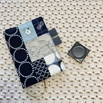 ほぼ日手帳カバー カズンサイズ ミナペルホネtambourine ネイビー◯ライトブルー smile flowerメインに片面チョコっとパッチバージョン 