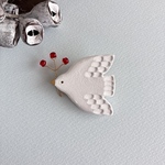 陶ブローチ【赤い実を運ぶ鳥】秋冬コーデ・ギフトにも