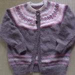 グレイッシュブラウンのヨークカーディガン