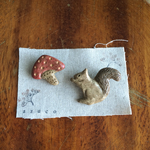 リスとキノコの陶土ブローチ
