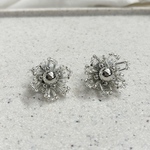 ビーズ刺繍ピアス　イヤリング　雪の結晶