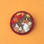 【刺繍ブローチ】狐の秋色ブローチ/キツネと紅葉と秋明菊の大人可愛いほっこり秋ブローチ・動物好きさんへのちょっとした贈り物にも