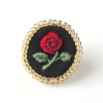 《SALE！》【刺繡ブローチ】小さな小さな薔薇の一輪ピンブローチ(白)/大人の女性の毎日に小さな「特別」を添える・ささやかなプレゼントにもお勧めの花モチーフ雑貨