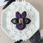 『Dark Queen』ビオラのブローチ