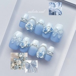 【カラー変更無料】人気No. 2 くすみブルーの薔薇ネイルチップ 🥀　青　水色　ブルー　ホワイト　白　リボン　ガーリー　韓国　推し活　ウェディング　結婚式　花