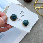 👑5年以上ロングセラー作品👑鮮やかブルー 小ぶりマーブルカボション×半円ゴールドピアス/イヤリング  小さめ 樹脂ピアス/ノンホール/アレルギー対応/ギフト グレー オーロラ