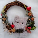 ふわふわねこのクリスマスリース　読書中のねこちゃん　17cm　クリスマス　毎年飾れるリース　ぬいぐるみ　モールドール　猫