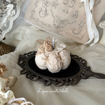 かぼちゃオブジェ〈B〉イニシャル刺繍＊生成りレースとバラ＊シャビーシックインテリア　フランスアンティーク風 