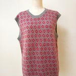 毛100％とメリノウールの丸首ネック編み込み模様手編みベスト