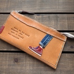 キャメル色レザーのポーチ型長財布　本革ヌメ革　スニーカー＆デニム　