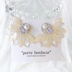  [39]シルバー華やかキラキラフラワー(ホワイト)♡大ぶりお花ピアス/イヤリング 結婚式 ブライダル お呼ばれ ドレス きれいめ 個性的 ディップアート 白