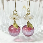 ⋆⸜ 1点限定 ⸝⋆うるツヤりんごピアス・イヤリング｜ピンク紫×パールホワイトの小花が揺れる｜透明感と大人かわいいアクセサリー