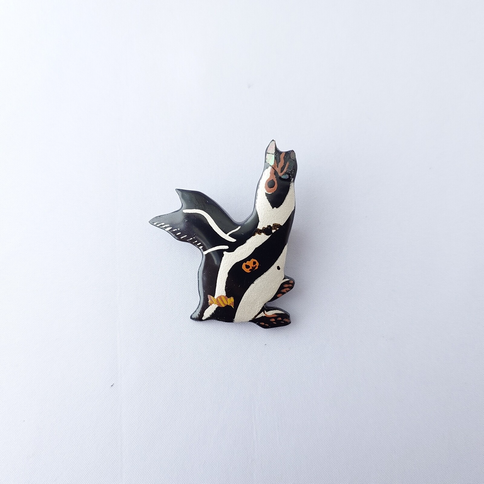 コウモリ・ケープペンギン 漆ブローチ