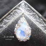 ホワイトラブラドライトぺンダント（ワイヤージュエリー☆ワイヤーアクセサリー☆ワイヤーラッピング天然石ネックレス☆KuthumistyleⓇ☆クツミスタイル）