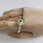 藍色アイオライトを緑色ペリドットで囲んだ指輪