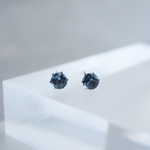 〈秋冬に映えるブルー〉ロンドンブルートパーズの一粒ピアス　４ｍｍ　つけっぱなし　サージカルステンレス　金属アレルギー対応　小さい　小粒