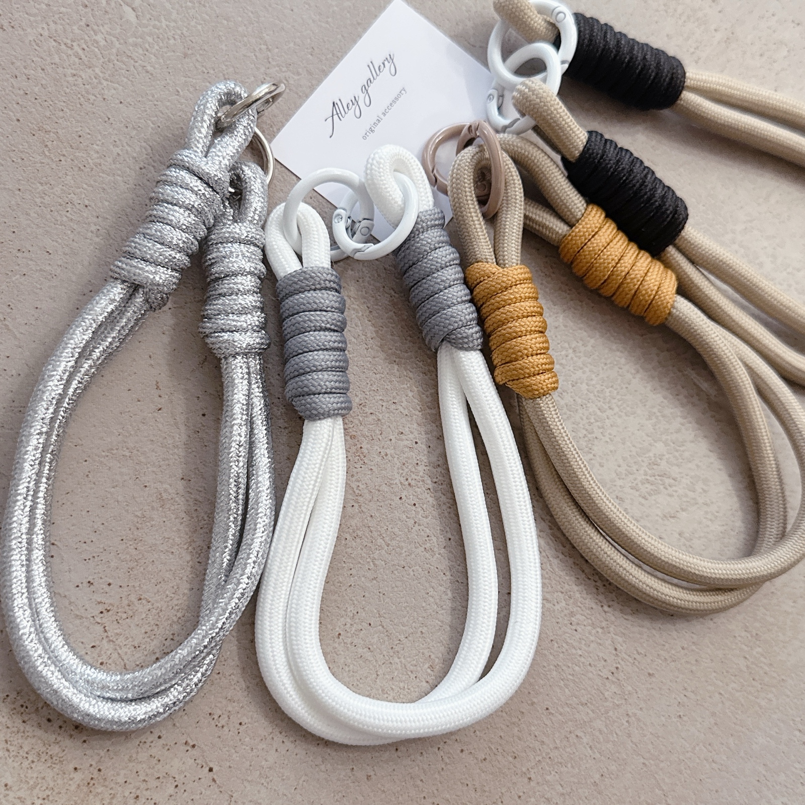 ナチュラルカラーパラコード ストラップ／スマホ・バッグチャーム