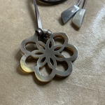 小ぶりフラワーペンダント　水牛アクセサリー　バッファローホーン　天然素材　軽量