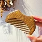 名前入り 名入れ 刻印 くし ヘアブラシ 高級檀木 木製櫛  猫【桃太郎】お守り 静電気防止 美髪 頭皮マッサージ 男女 プレゼント お祝い