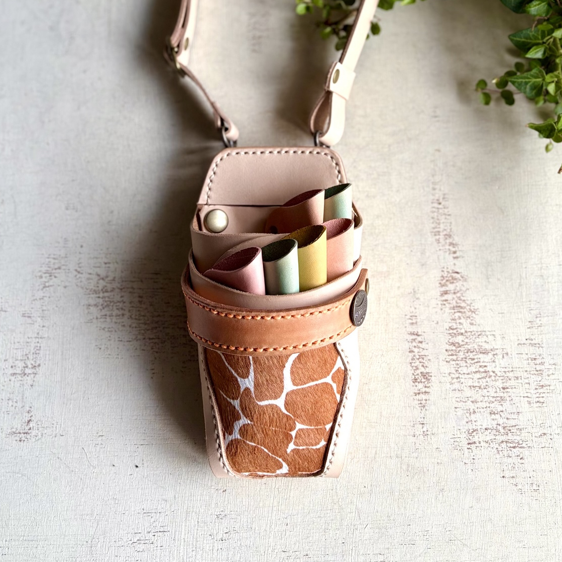 ヌメ革ナチュラル、ハラコジラフのシザーケース ヌメ革ナチュラル、ハラコジラフのシザーケース - coocs works