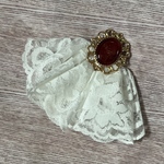 ガラスカメオ付きふんわりレース重ねジャボタイ風 ブローチ 白レース 金 レッド系カメオ