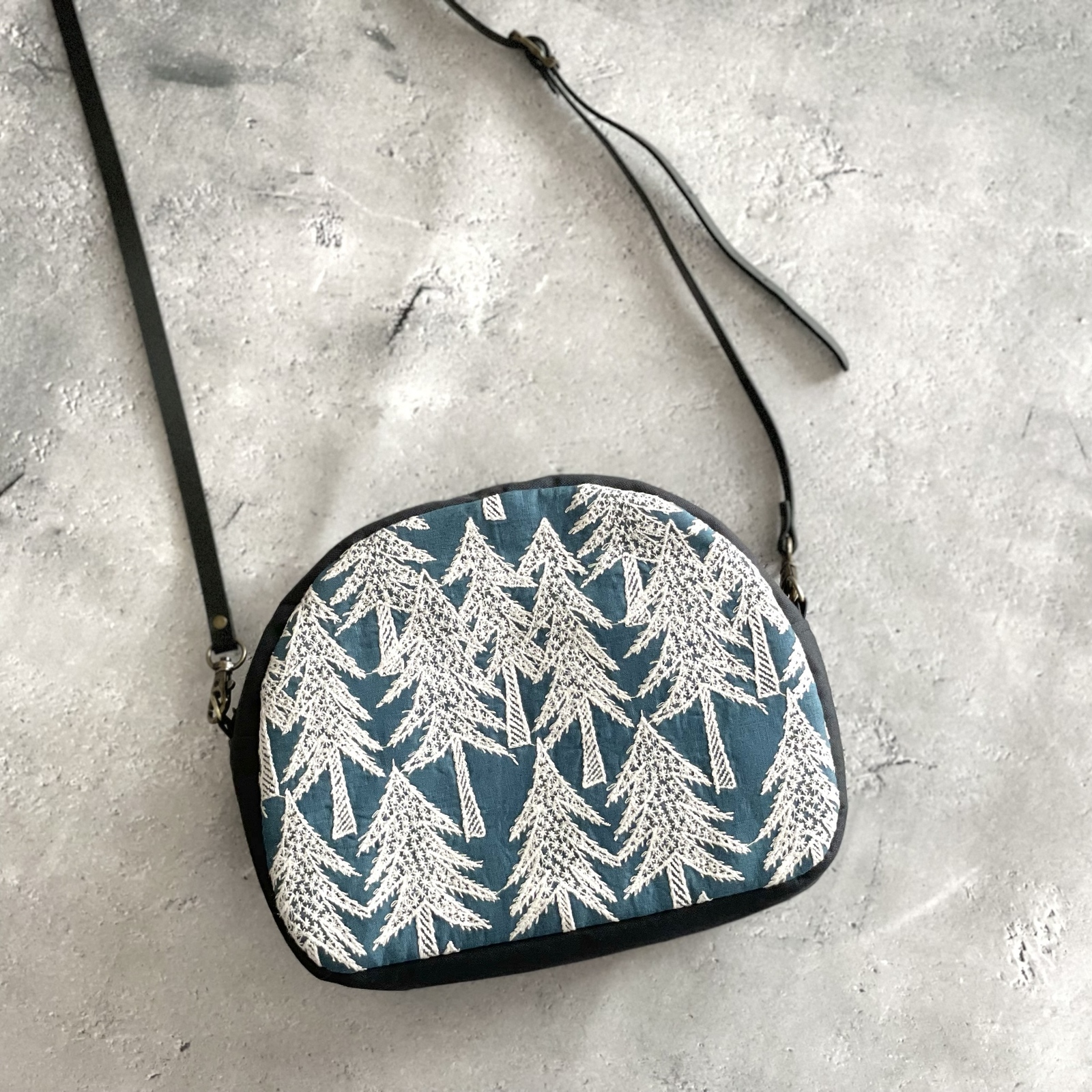 ⚮̈ミナペルホネン home circle navy まるっこポシェット