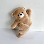 飛ぶクマのぬいぐるみ