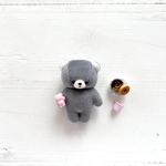 小さなくまのぬいぐるみ　