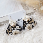 【petit bouquet】インド刺繍リボン ブラック×ベージュ フラワーピアス イヤリング 