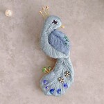 孔雀の刺繍ブローチ/青い鳥アクセサリー