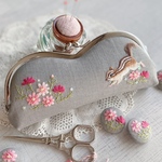 [受注制作]＊コスモスとリスさんの手刺繍がま口メガネケース＊