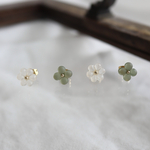 piccolo｜2色セット秋色の小さなお花レジンピアス(イヤリング)ミルキーホワイト×マットオリーブ 〈受注制作〉