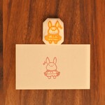 マントを羽織ったウサギさんの消しゴムはんこ