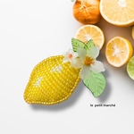 白花とレモンのビーズ刺繍ブローチ