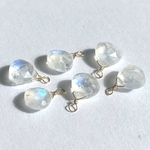 【天然石チャーム】宝石質レインボームーンストーン　14kgf　１個　ハンドメイド素材