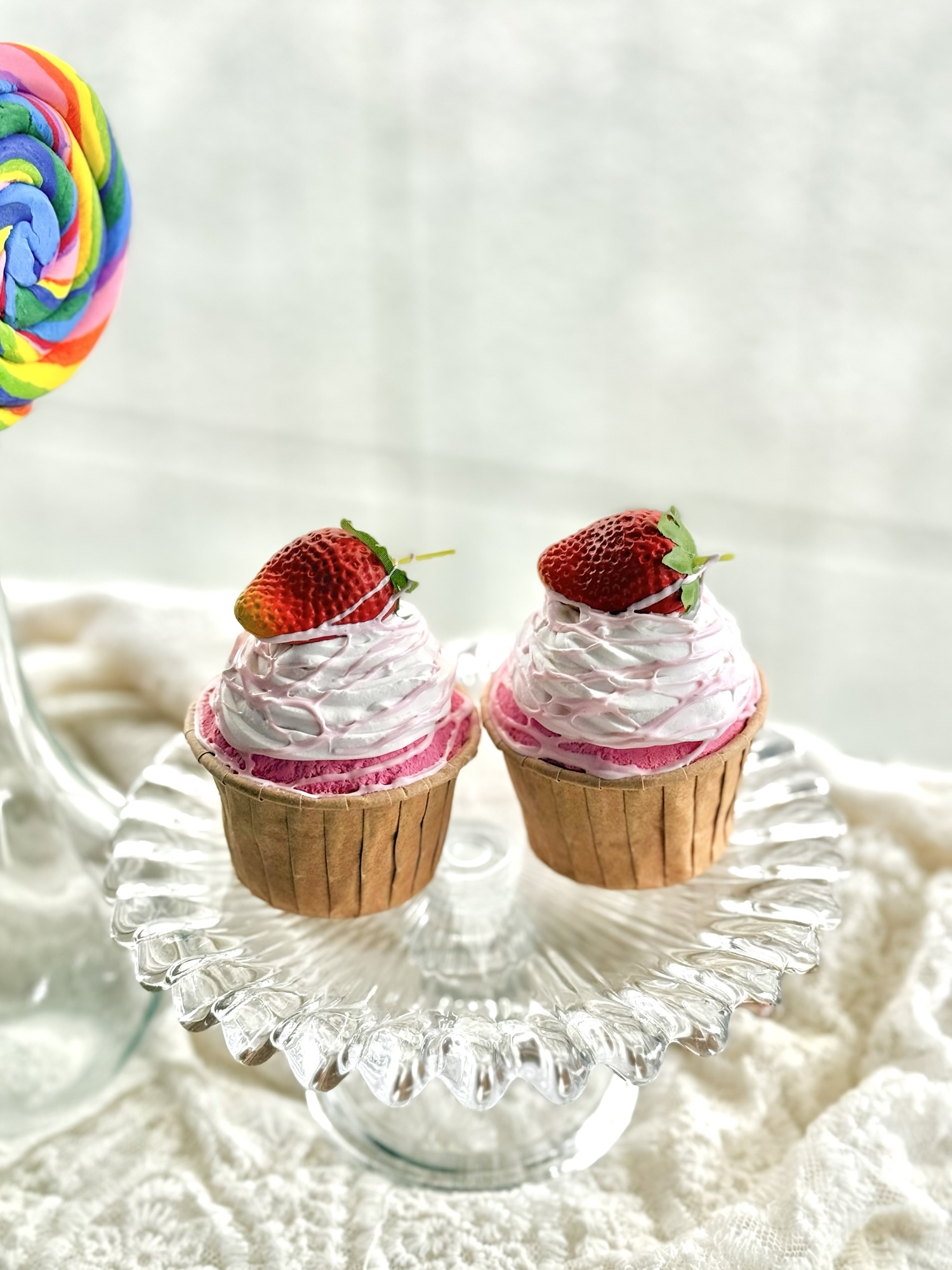 【ご予約品】クレイケーキ カップケーキ ドーナツset フェイクスイーツ 誕生日 受注生産】クレイケーキ2段 いちごとチョコレートソース ドリップ