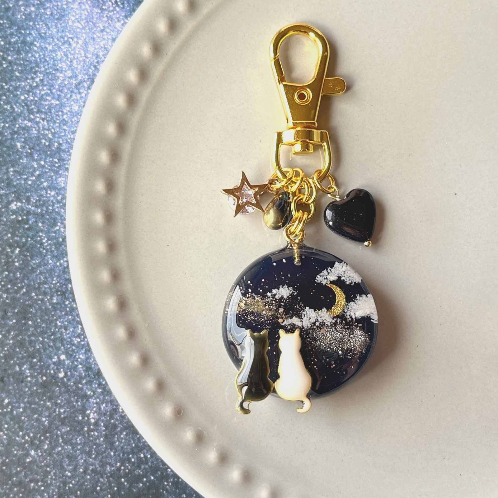 受注制作]ねこ型 苺のキーホルダー レジン 猫 いちご フェイクスイーツ