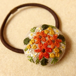 秋の花の刺繍 くるみボタンヘアゴム