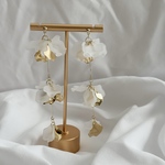 再販なし(ﾋﾟｱｽ/ｲﾔﾘﾝｸﾞ)ホワイト アクリルフラワー ミックスカラー ゴールド 揺れる 三連 花びら ブライダル 結婚式 ウェディング  花嫁 前撮り アレルギー対応 サージカルステンレス 