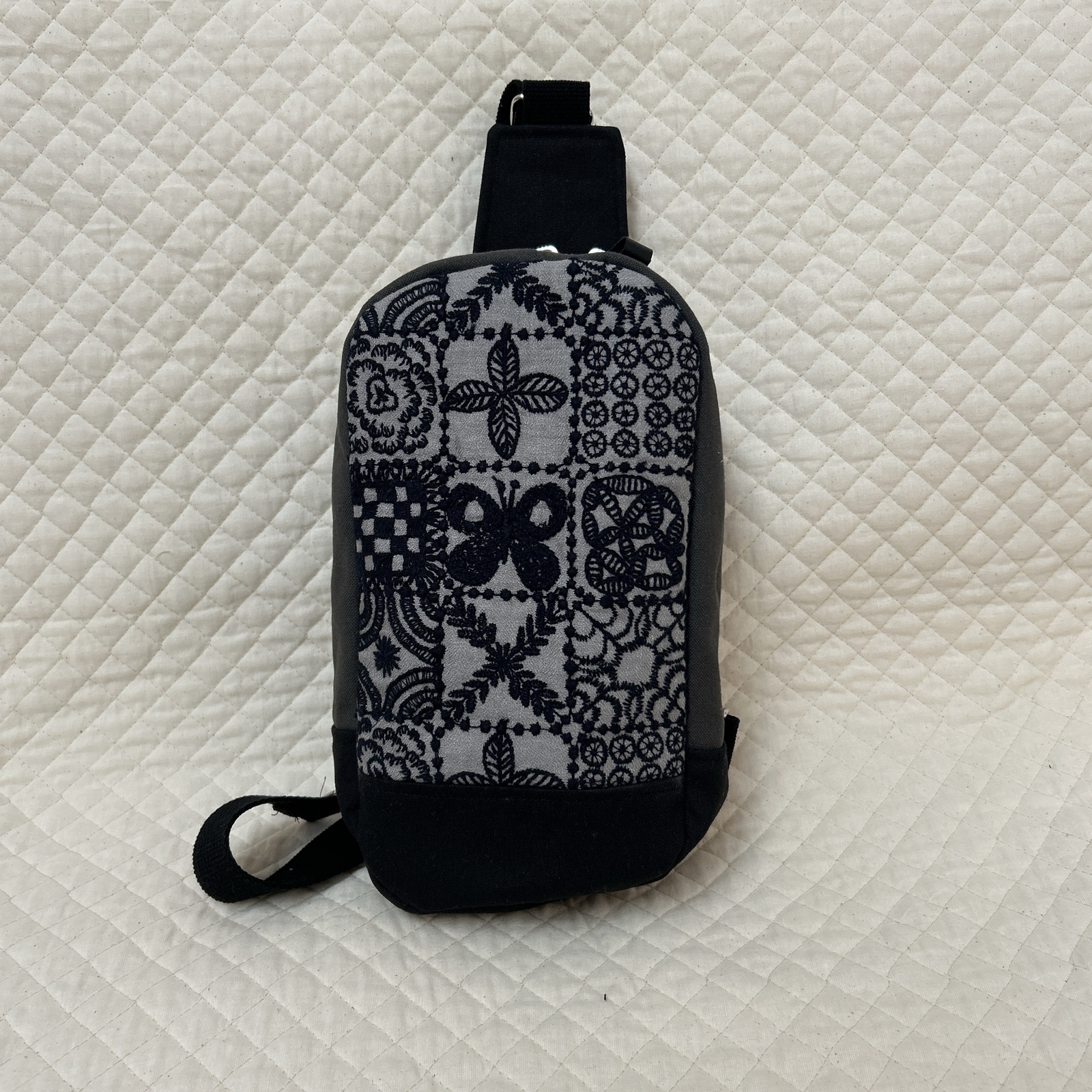 ミナペルホネン　ハンドメイド　BOXタイプボディバッグ forest tileグレーネイビー