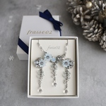 氷の蓮の花とムーンライトビジューのネックレスピアス/イヤリングセット クリスマスコフレ　淡いブルー