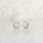 やさしくきらめく六角ホワイトピアス　ホワイト×ゴールド 小ぶりピアス ナチュラル 大人かわいい オフィス 七五三 フォーマル