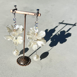 Mu　華やかフラワーピアスorイヤリング　ブライダル　パーティー　クリアビーズ　パール　ロングピアス　ロングイヤリング　お肌に優しい　ニッケルフリー　金属アレルギー　ウィリアムモリス箱にいれて郵送