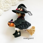 ハロウィン＊ほうきに乗った魔女っ子　羊毛フェルト&ちりめんブローチ