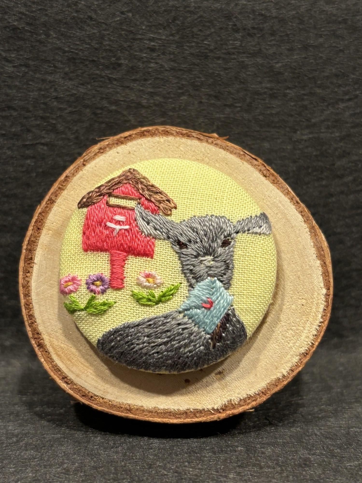 くるみボタン 鳥刺繍 ブローチ or ヘアゴム ❁hAnafany❁(専用)くるみボタン 鳥刺繍 ブローチ or ヘアゴム