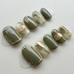 【人気No.1✨💚】秋ネイル　グリーン　ゴールド　ニュアンスデザイン