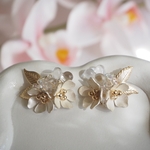 控えめフラワーのアクセサリー　flower bouquet